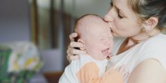 طرق تهدئة بكاء الطفل الرضيع